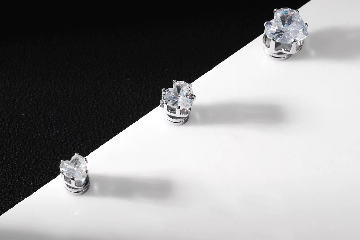✨ Magnetic Clip-On Earrings (No Piercing Needed) featuring a sparkling star and heart design with dazzling crystals. Stylish, comfortable, and perfect for everyday wear. 💎🤍