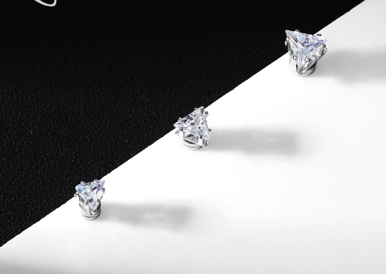 ✨ Magnetic Clip-On Earrings (No Piercing Needed) featuring a sparkling star and heart design with dazzling crystals. Stylish, comfortable, and perfect for everyday wear. 💎🤍